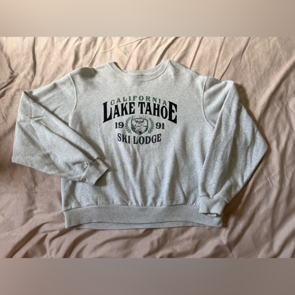 Super cute Hollister crewneck